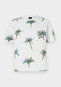 Weißes T-Shirt mit kurzen Ärmeln, das ein wiederholtes Blumenmuster in Blau, Gelb und Grün mit schwarzen Umrissen zeigt, hergestellt aus leichtem Stoff.