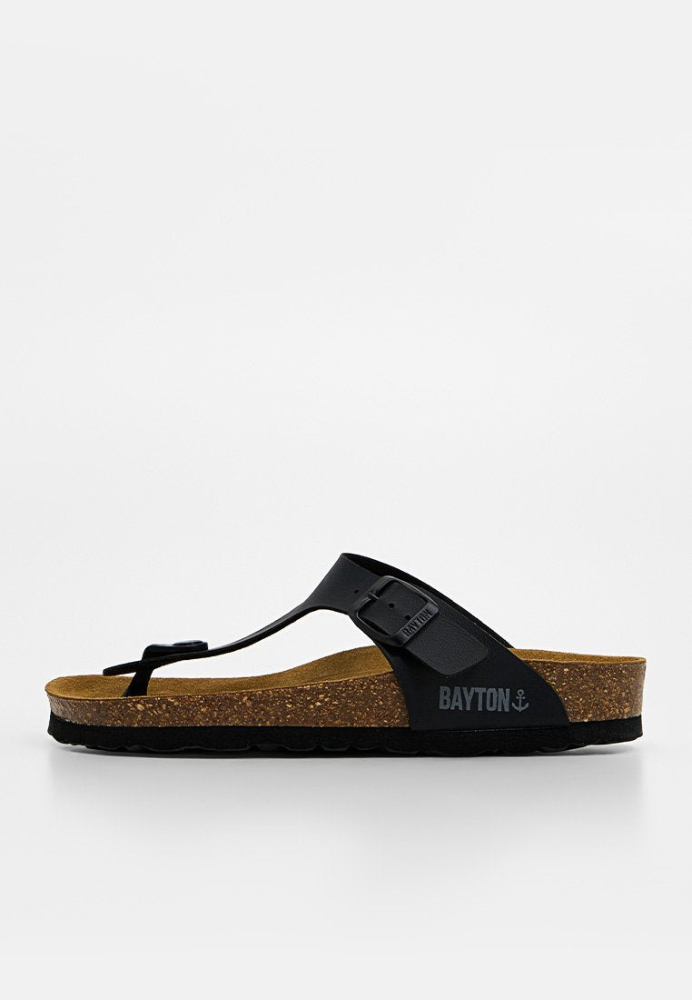 Black Bayton Zehensandale mit verstellbarem Schnallenriemen und Korkfußbett, seitlich auf weißem Hintergrund dargestellt.