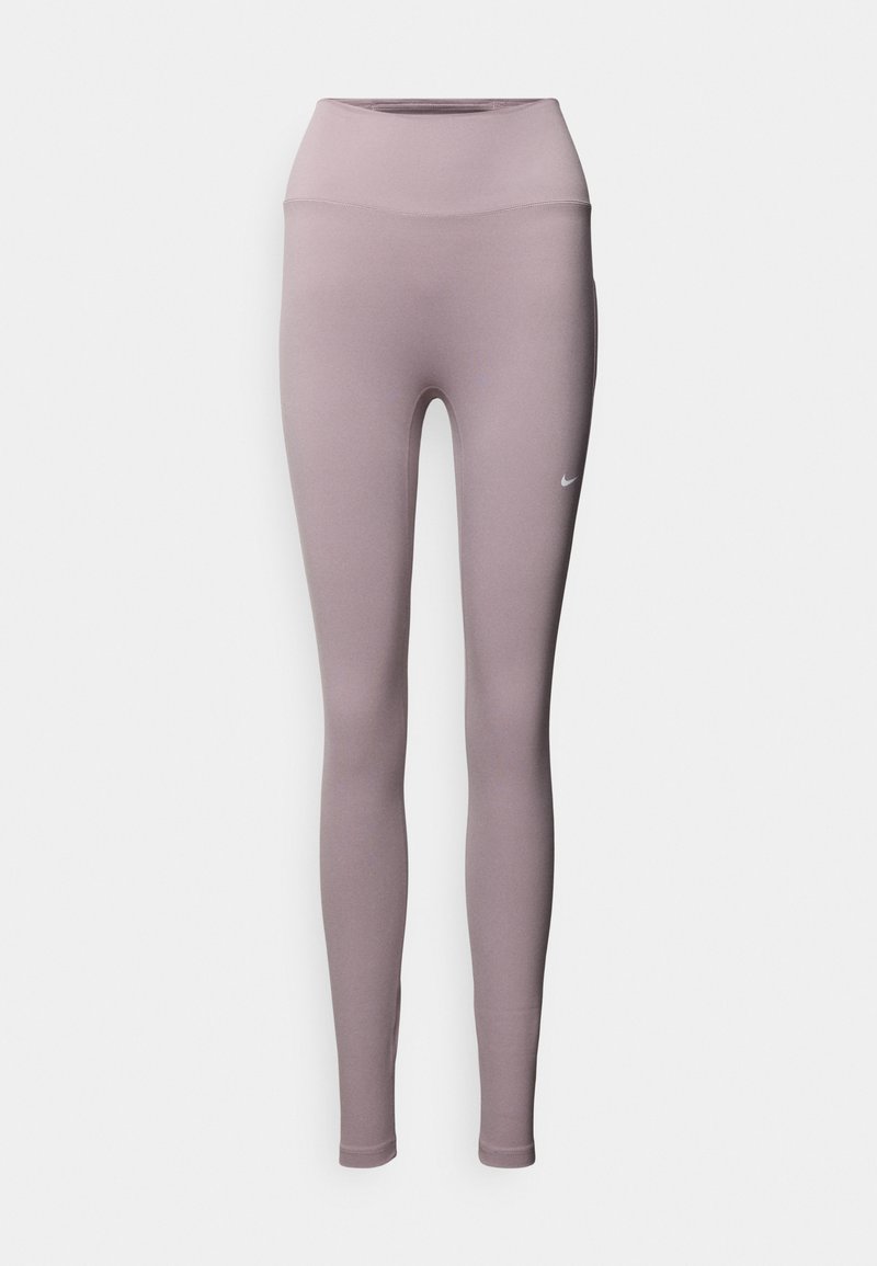 Hoch sitzende, figurbetonte Leggings aus hell mauvefarbenem Stoff. Verfügen über flache Nähte und ein kleines weißes Logo am linken Bein.