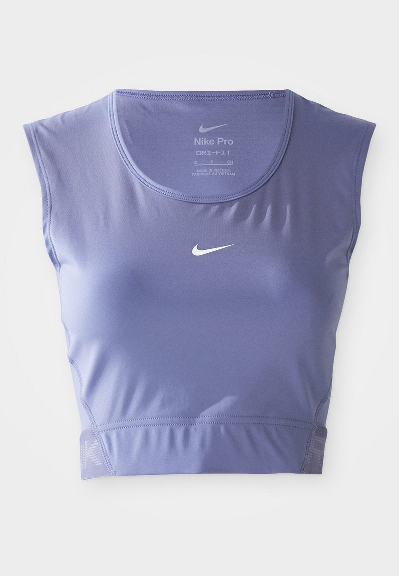 Lila Nike Pro Dri-FIT Sportcroptop mit Rundhalsausschnitt, kurzen Ärmeln und weißem Logo auf der Brust, mit einer glatten, dehnbaren Textur.