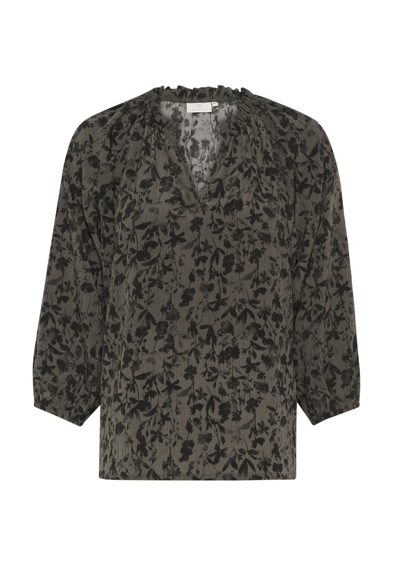 Luftige Bluse aus leichtem Stoff mit einem dunkelgrünen Hintergrund und schwarzen Blumenmustern sowie einem gerafften Ausschnitt.
