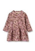 Langärmliges Kleid aus weichem Stoff mit lila Blumenmuster, gerafftem Rock und Knopfdetails am Ausschnitt.