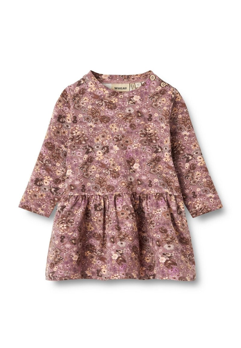 Langärmliges Kleid aus weichem Stoff mit lila Blumenmuster, gerafftem Rock und Knopfdetails am Ausschnitt.