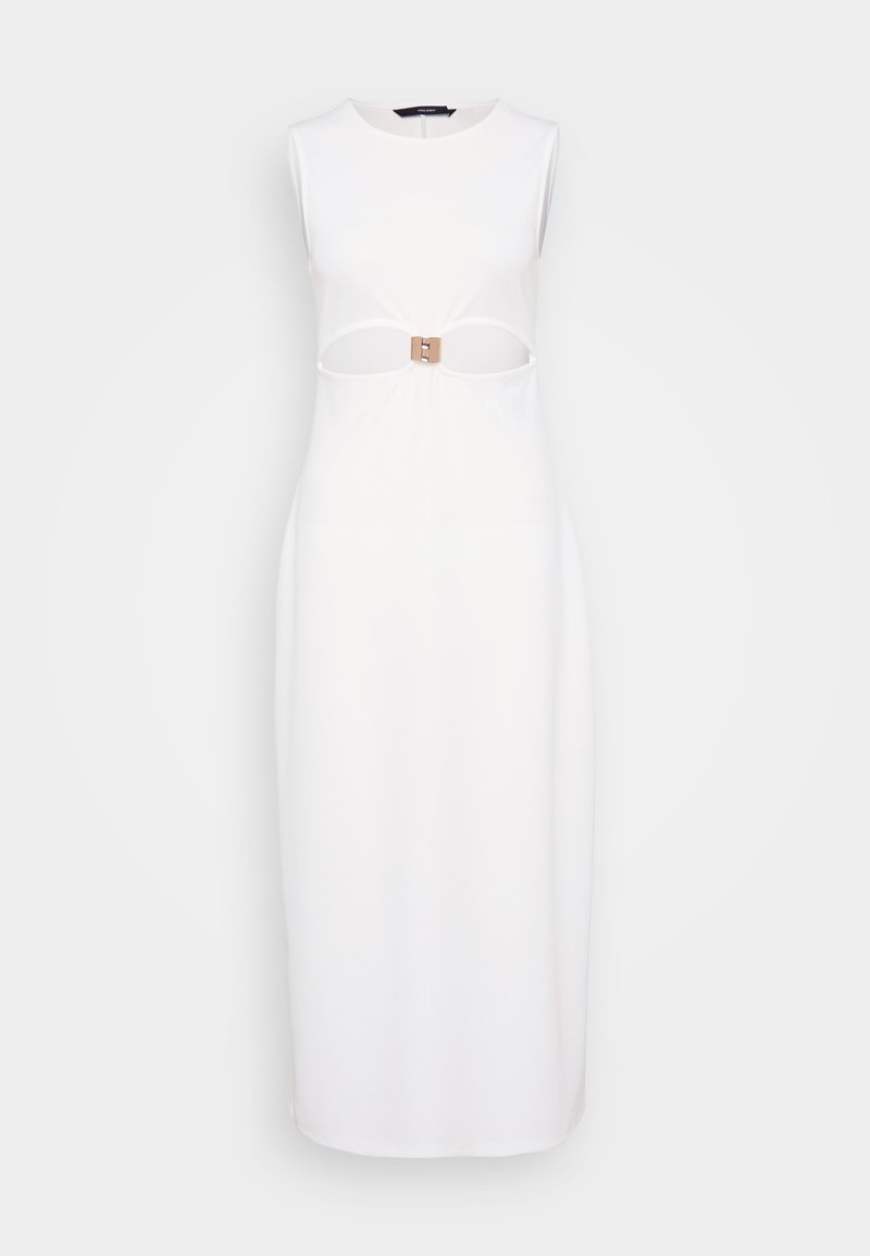 Weißes ärmelloses Kleid mit einem Ausschnitt-Design an der Taille, versehen mit einer rechteckigen, beigen Schnalle und einer geraden Silhouette.