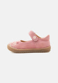 Kinderschuh aus rosa Wildleder im Mary-Jane-Stil mit Klettverschluss und weißer Blumenstickerei auf Riemen und Spitze, beige Gummisohle.