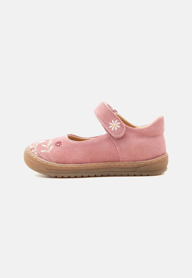Kinderschuh aus rosa Wildleder im Mary-Jane-Stil mit Klettverschluss und weißer Blumenstickerei auf Riemen und Spitze, beige Gummisohle.