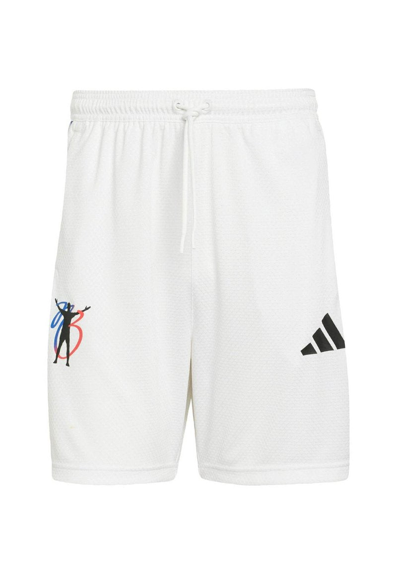 Weiße Sportshorts mit einer strukturierten Musterung, die ein mehrfarbiges Motiv am linken Bein und ein schwarzes Adidas-Logo am rechten Bein aufweisen.