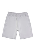 Hellgraue Sportshorts mit elastischem Bund, zwei seitlichen Taschen und dezent gerippter Textur. Mit kleinem Logo an der unteren Vorderseite.