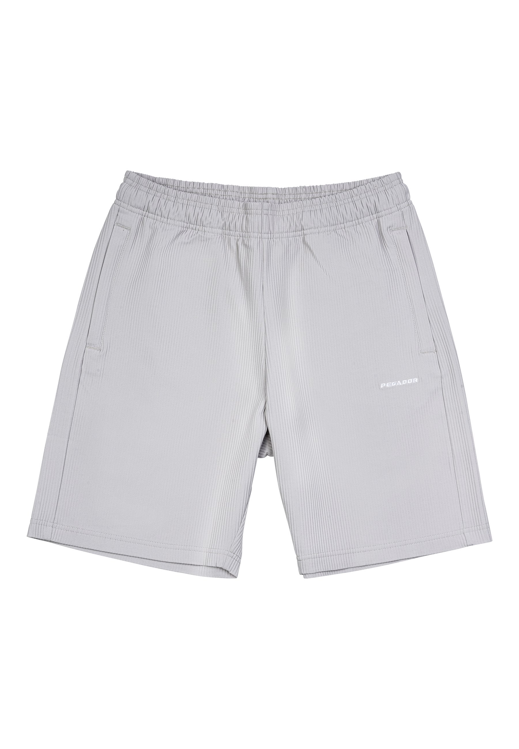 Hellgraue Sportshorts mit elastischem Bund, zwei seitlichen Taschen und dezent gerippter Textur. Mit kleinem Logo an der unteren Vorderseite.