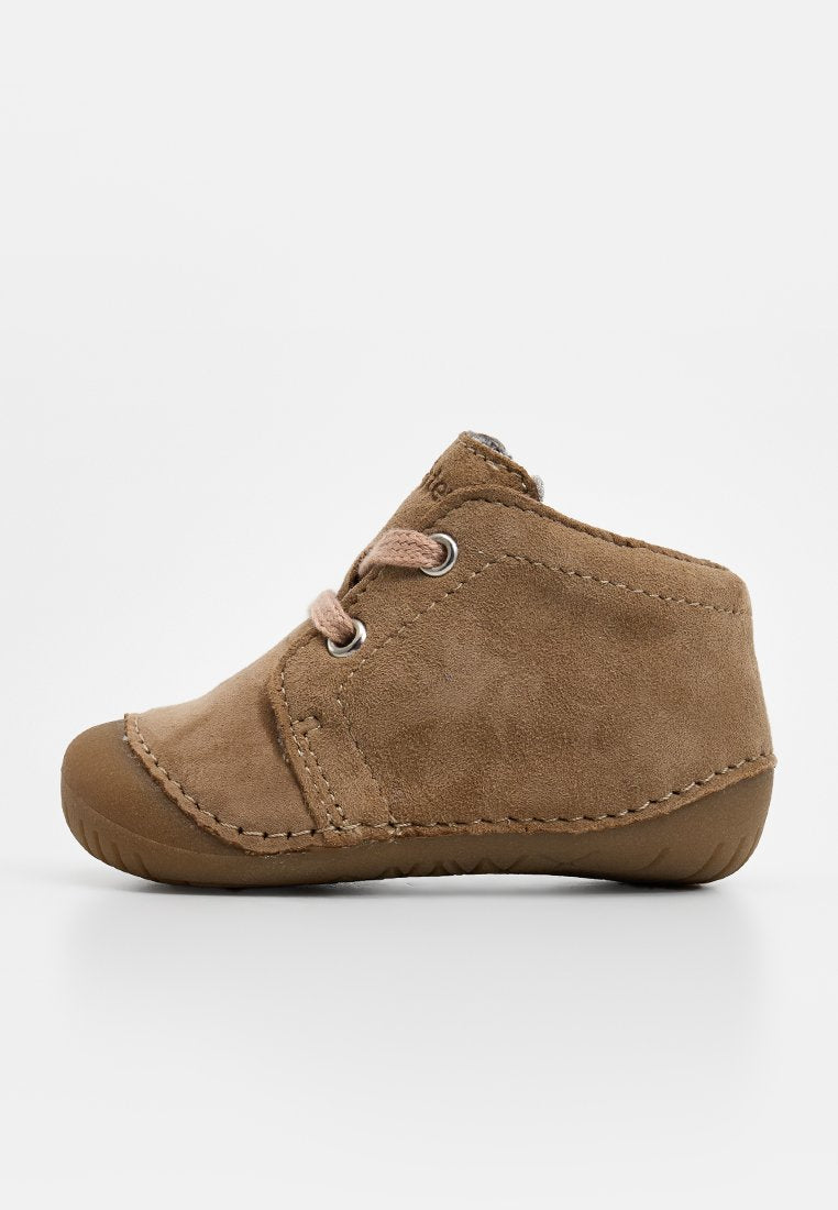 Braune Wildlederstiefelette mit runder Zehenpartie, Schnürverschluss und strukturiertem Gummisohle. Verfügt über abgestimmte Nähte und ein flexibles Design.