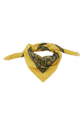 Gelbes Seidenbandana mit schwarzen Paisley- und Blumenmustern, locker gefaltet und in der Mitte gebunden.