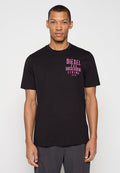 Schwarzes Baumwoll-T-Shirt mit kurzen Ärmeln und Rundhalsausschnitt, mit leuchtend pinkem Grafiktext auf der Brust. Klassische Passform, glatte Textur.