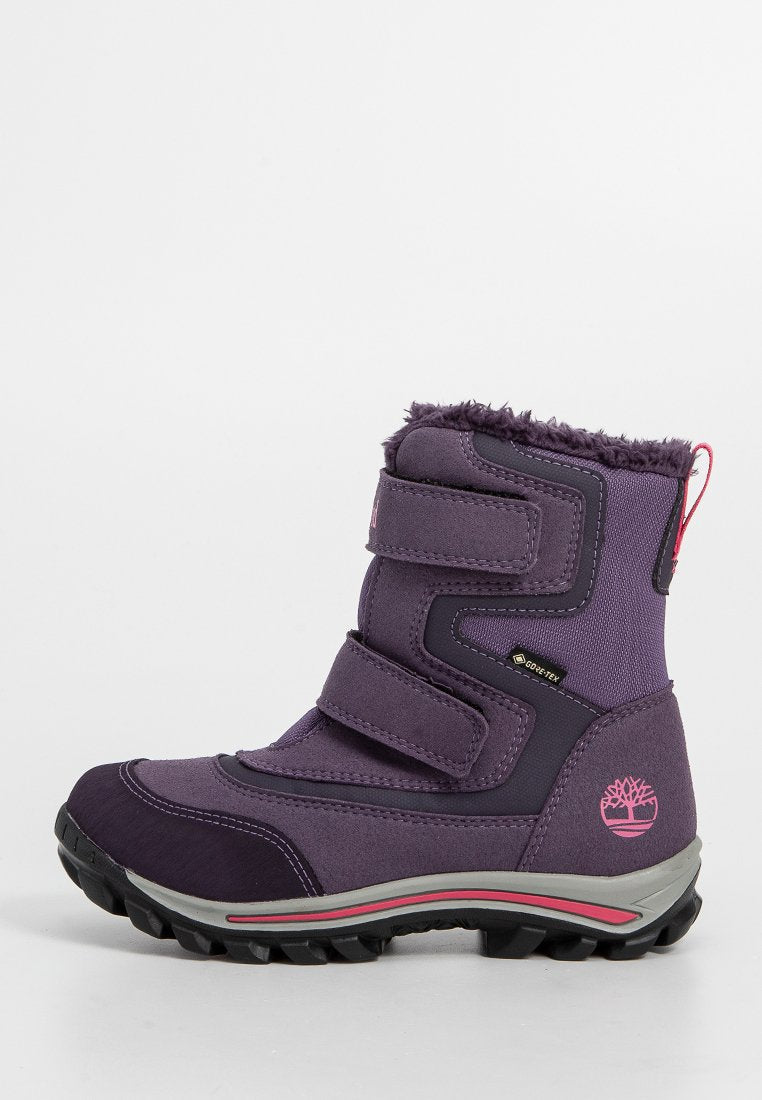 Lila Winterstiefel mit doppelten Klettverschlüssen, Fleece-Futter, robustem Profilsohle und pinkem Baum-Logo an der Ferse, entworfen für kaltes Wetter.
