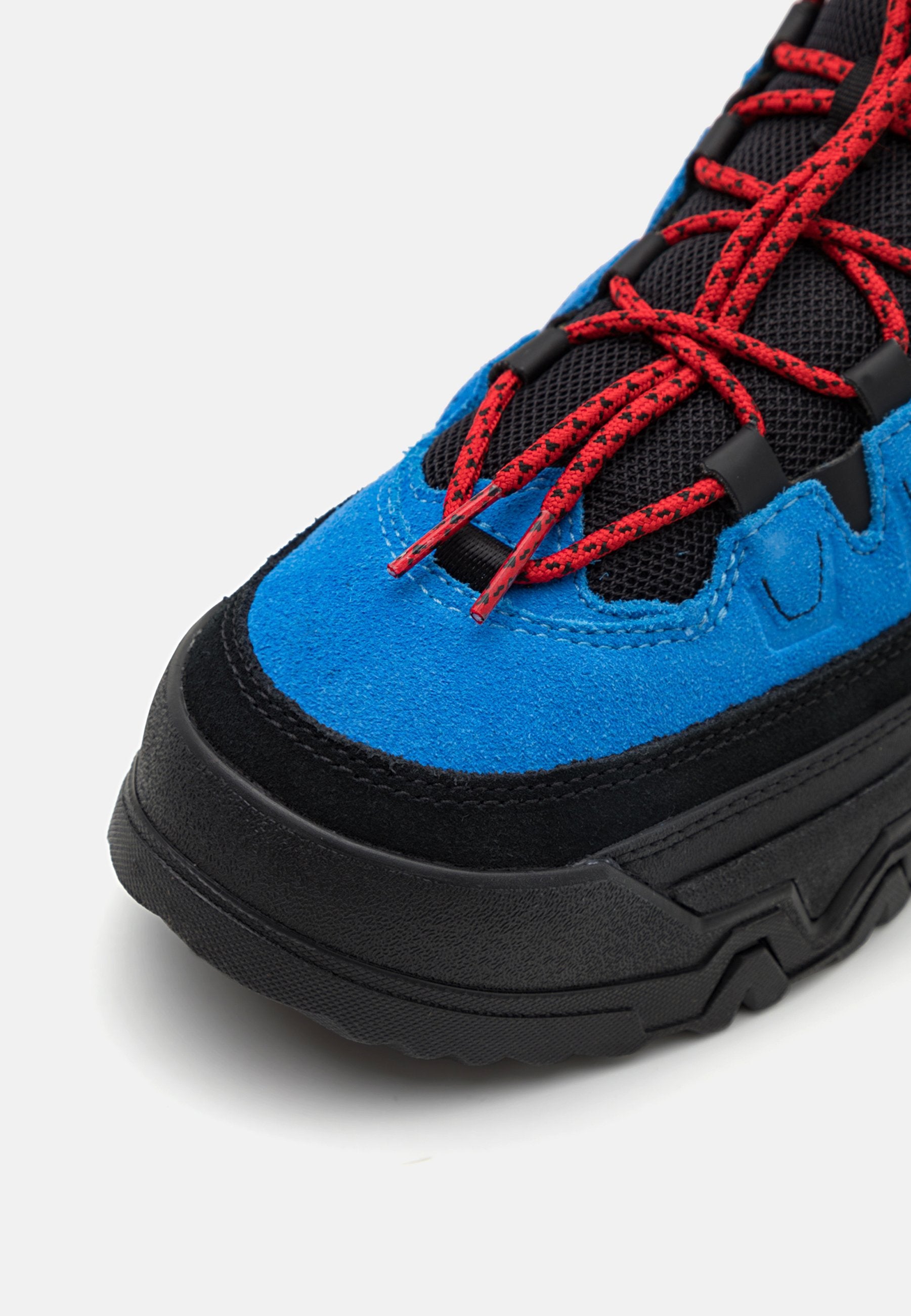 UGG CAPTRAIL