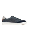 Dunkelblaue Sneaker mit niedrigem Schnitt, einem Obermaterial aus strukturiertem Stoff, grauen Lederakzenten und einer weißen Gummisohle. Sechs Ösen zum Schnüren.