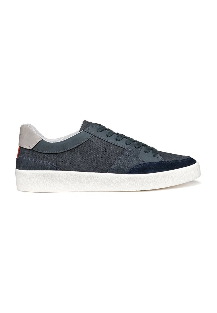 Dunkelblaue Sneaker mit niedrigem Schnitt, einem Obermaterial aus strukturiertem Stoff, grauen Lederakzenten und einer weißen Gummisohle. Sechs Ösen zum Schnüren.