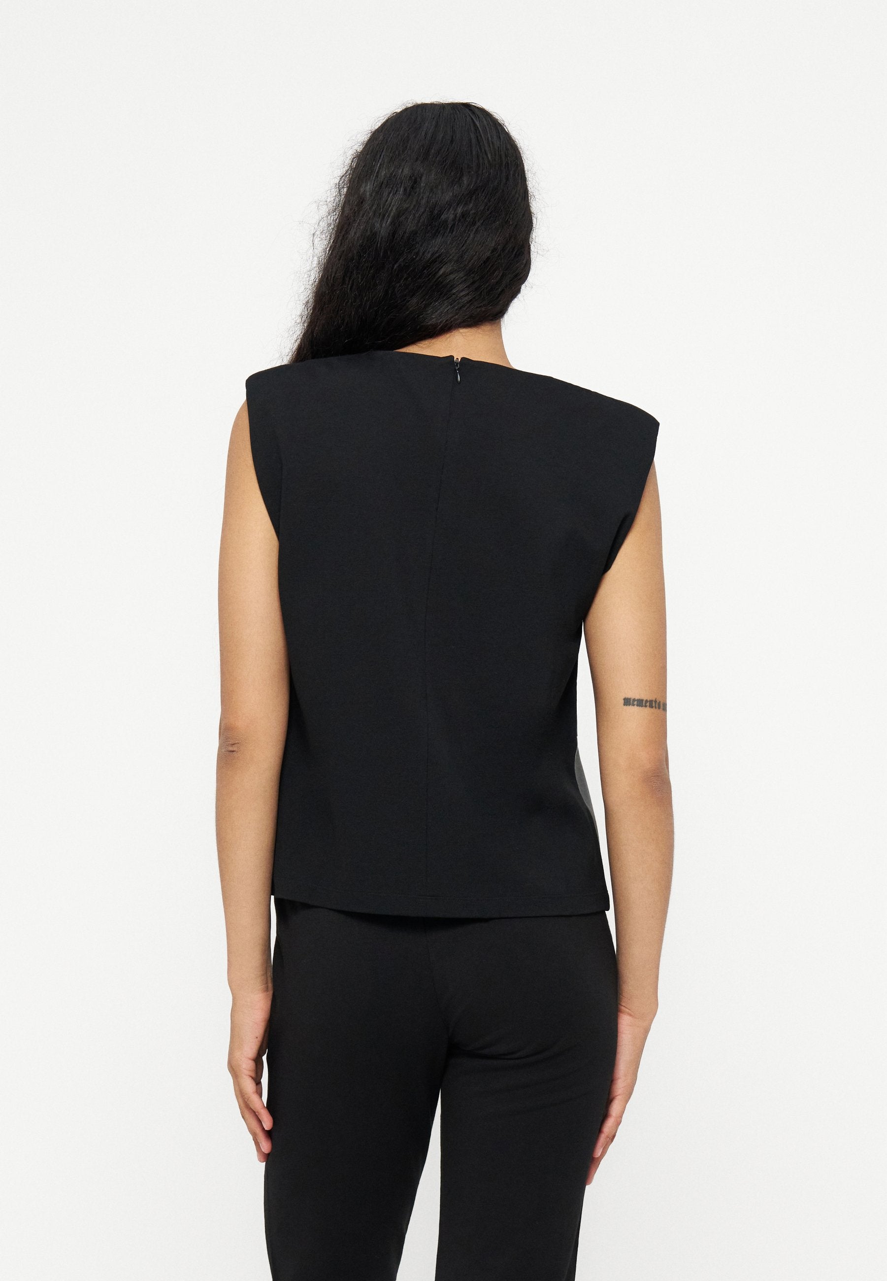 EA7 Emporio Armani Top Media 2