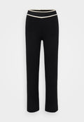 Schwarze Hose mit tailliertem Design, aus weichem Stoff gefertigt. Mit einem kontrastierenden cremefarbenen Taillenbund und geradem Schnitt. Keine Muster oder Akzente.