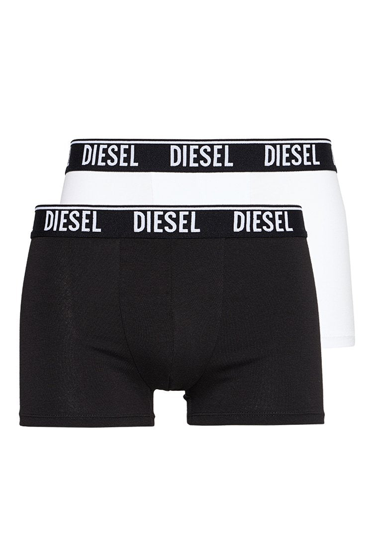 Zwei Diesel-Männerboxershorts, eine schwarz und eine weiß, jeweils mit einem schwarzen Bund, auf dem "DIESEL" in Weiß steht.