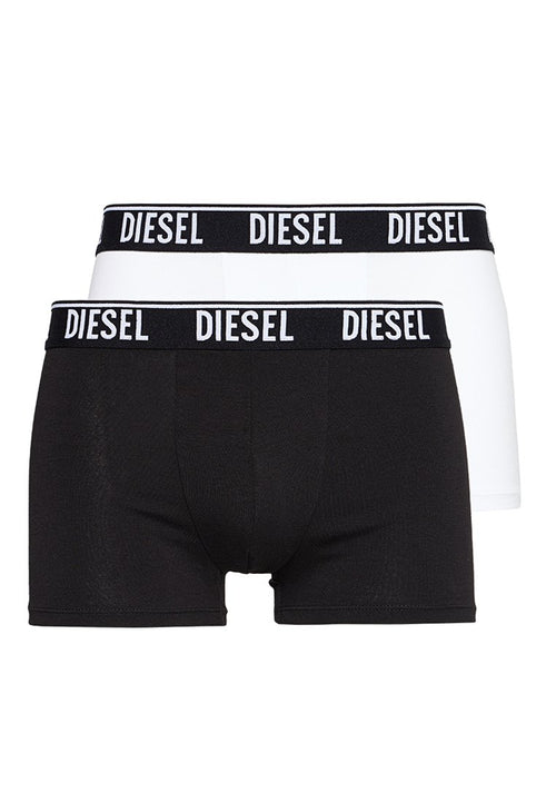 Zwei Diesel-Männerboxershorts, eine schwarz und eine weiß, jeweils mit einem schwarzen Bund, auf dem "DIESEL" in Weiß steht.