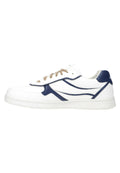 Weißes Leder-Sneaker mit marineblauen Akzenten, ausgestattet mit einer strukturierten Oberseite, runder Zehenpartie und beigem Schnürverschluss, unterstützt von einer gefleckten Sohle.