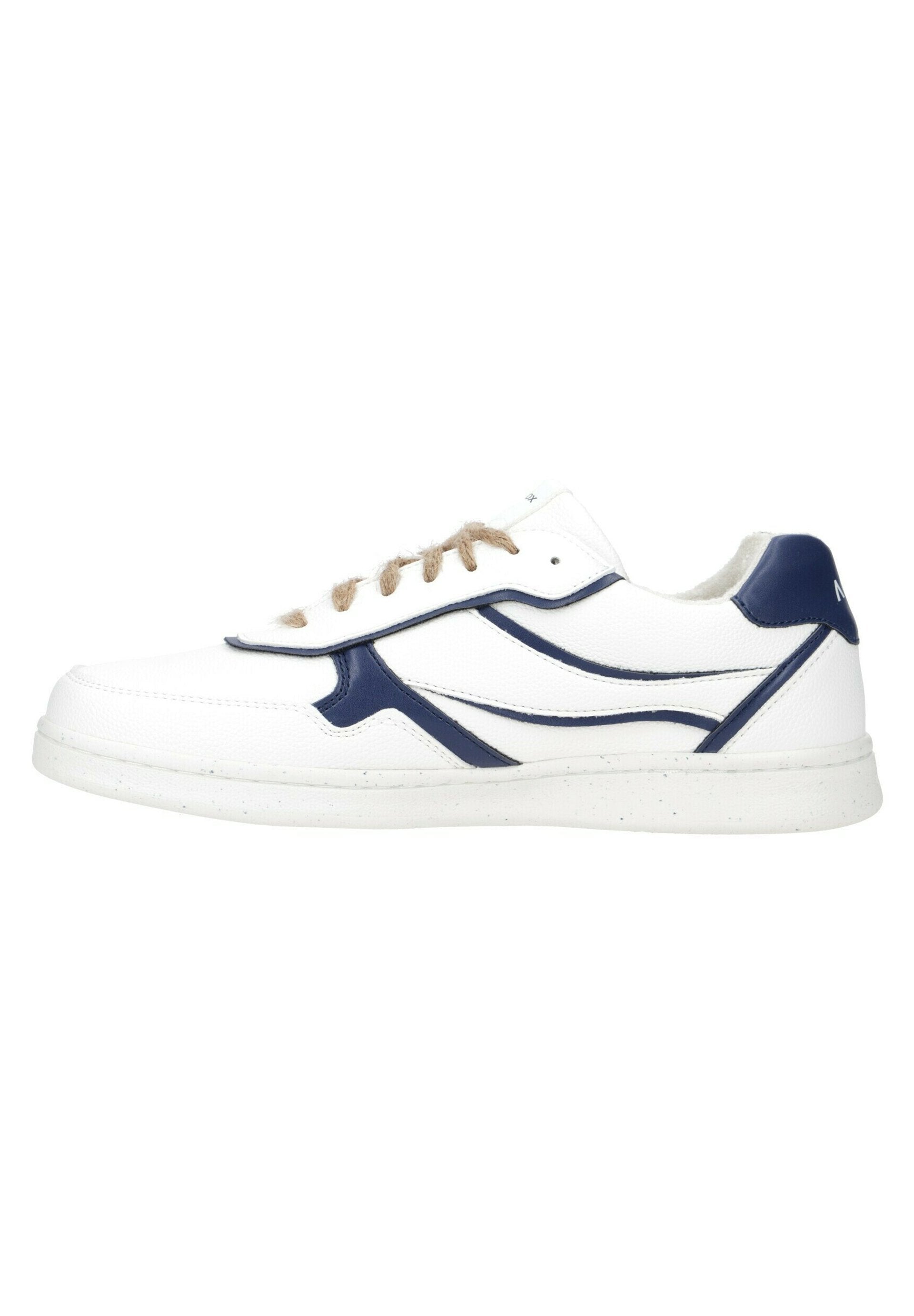 Weißes Leder-Sneaker mit marineblauen Akzenten, ausgestattet mit einer strukturierten Oberseite, runder Zehenpartie und beigem Schnürverschluss, unterstützt von einer gefleckten Sohle.