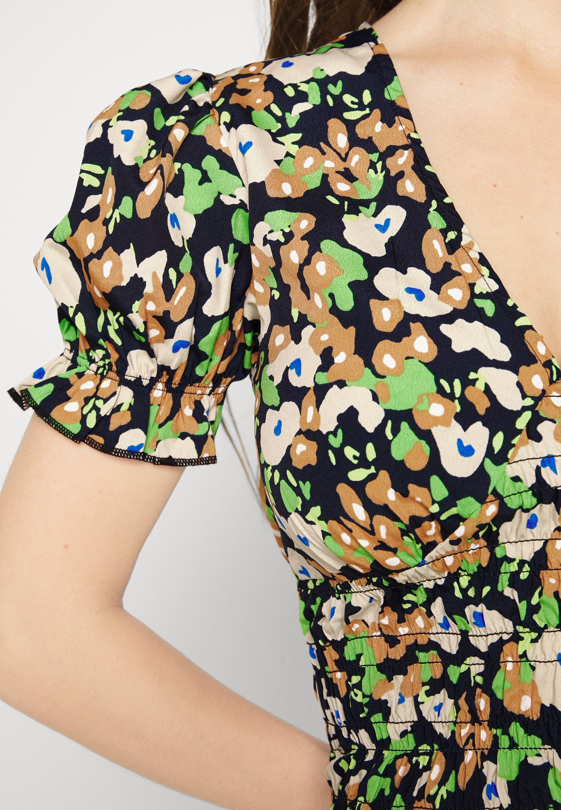 Noisy May Petite NMVIGGA V NECK DRESS