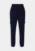 Marineblaue Cargo-Hosen mit einem elastischen Bund, Seitentaschen und umgeschlagenen Säumen, aus einem weichen, leichten Material.