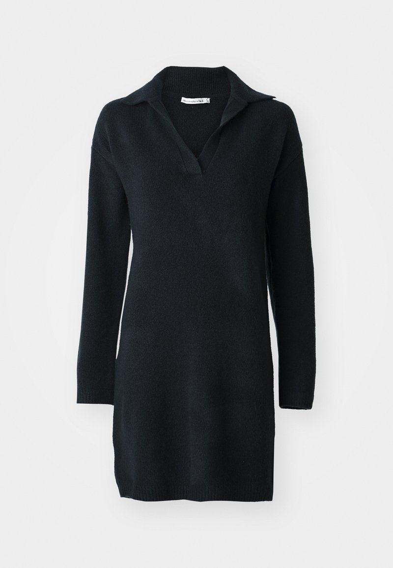 Schwarzes, langärmeliges Strickkleid mit Kragen und lockerer Passform. Hergestellt aus weichem Material, mit einem tiefen V-Ausschnitt und gerippten Bündchen.