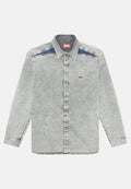Graue Denim-Hemd mit langen Ärmeln, Knopfleiste, kontrastierenden blauen Schulterpanels und rotem Logo auf der linken Brust.
