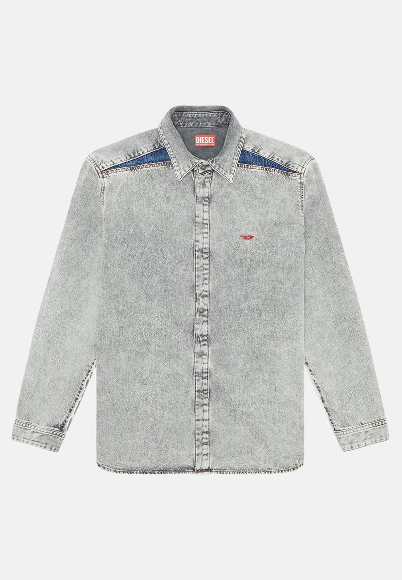 Graue Denim-Hemd mit langen Ärmeln, Knopfleiste, kontrastierenden blauen Schulterpanels und rotem Logo auf der linken Brust.