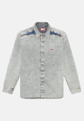 Graue Denim-Hemd mit langen Ärmeln, Knopfleiste, kontrastierenden blauen Schulterpanels und rotem Logo auf der linken Brust.