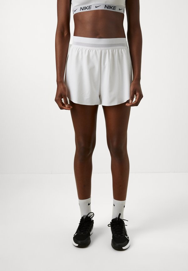 Nike Performance NIKECOURT ACE ADVANTAGE WOMEN'S TENNIS SHORTS - Sports shorts - white/white