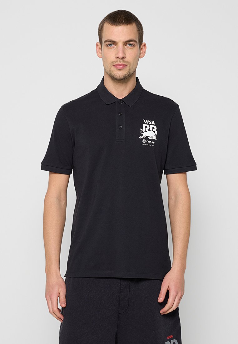 Schwarzes Poloshirt aus Baumwolle mit Kragen und dreiknöpfiger Knopfleiste. Auf der linken Brustseite befindet sich ein weißer Schriftzug und Logo.
