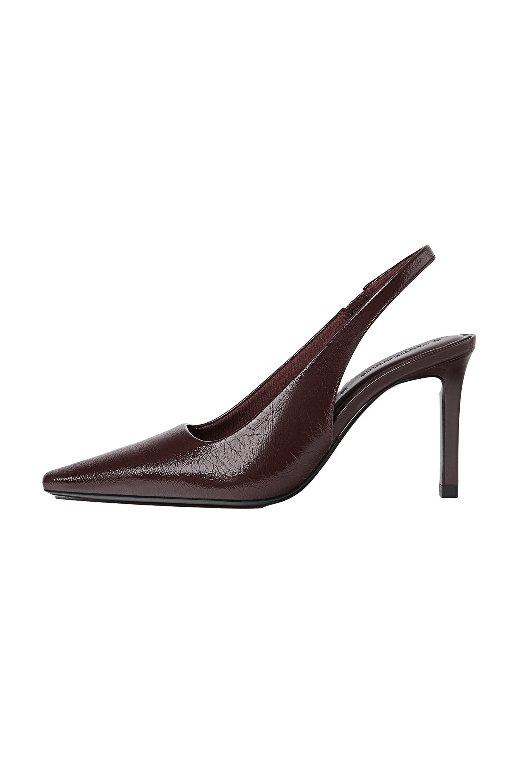 Braune Leder Slingback-Pumps mit spitzer Zehenpartie, glatter Textur und dünnem Absatz. Mit einem Ausschnittdesign an den Seiten.