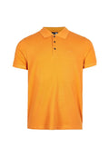 Oranges Poloshirt aus weichem Stoff, mit Kragen, kurzen Ärmeln und drei dunklen Knöpfen. Enthält ein kleines Logo auf der linken Brust.