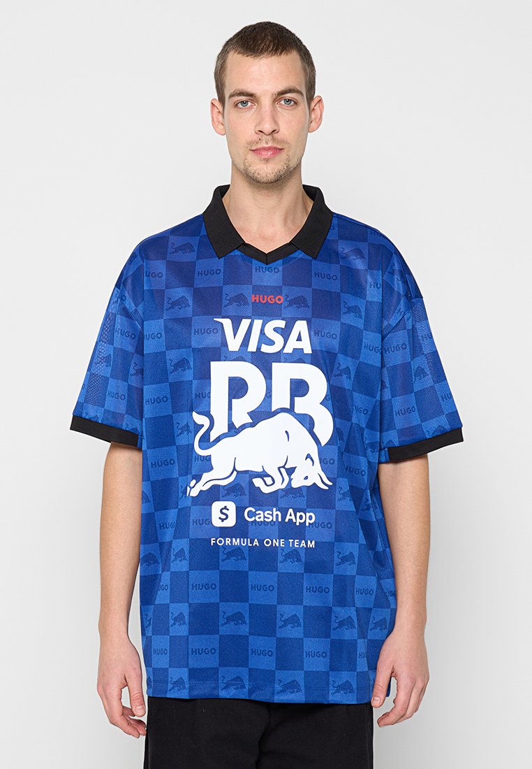 Blaues Kurzarmhemd mit schwarzem Kragen, das ein Schachbrettmuster, große weiße Logos und Akzente von Sponsoren aufweist.