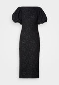 Schwarzes Kleid mit Puffärmeln, das ein strukturiertes Blumenmuster aufweist. Das Design ist tailliert, hat eine gerade Silhouette und einen quadratischen Ausschnitt.