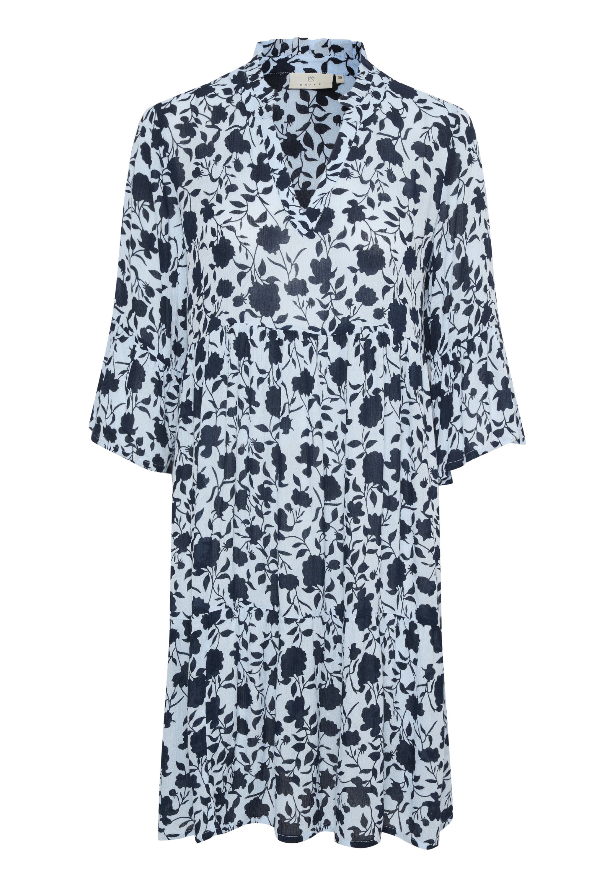 Hellblaues Kleid mit dunkelblauem Blumenmuster, drei Viertelärmel und V-Ausschnitt.