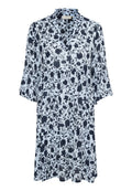 Hellblaues Kleid mit dunkelblauem Blumenmuster, drei Viertelärmel und V-Ausschnitt.