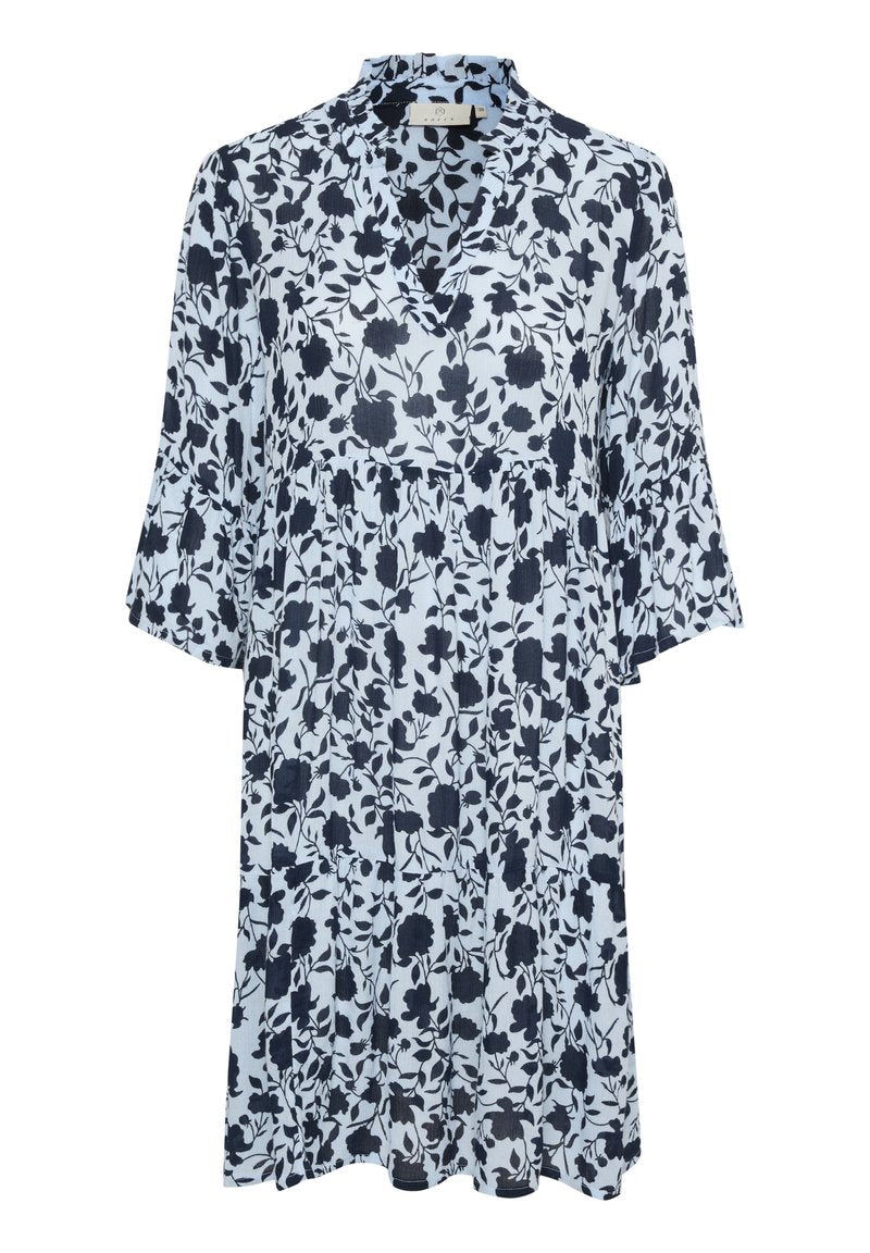 Hellblaues Kleid mit dunkelblauem Blumenmuster, drei Viertelärmel und V-Ausschnitt.