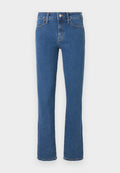 Blaue Jeans mit geradem Bein, vorderer Knopf- und Reißverschluss, Vorder- und Gesäßtaschen sowie orangefarbenen Steppnähten.