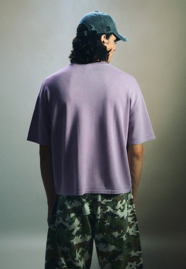 Bershka FADED-EFFECT EMBROIDERED - T-SHIRT - Print T-shirt - purple