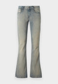 Hellblau gefärbte, ausgestellte Jeans aus Denim mit mittelhohem Bund, leichter Verwaschung und klassischem Fünf-Taschen-Design. Mit einem Knopfverschluss vorne.