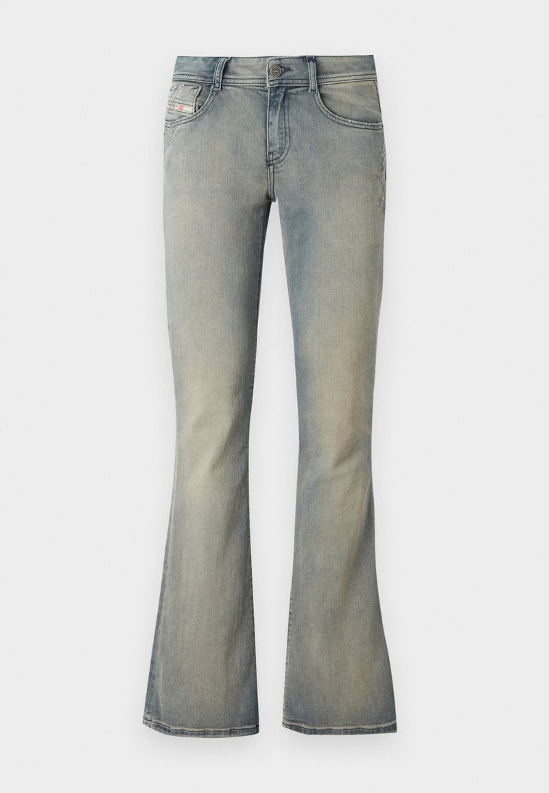 Hellblau gefärbte, ausgestellte Jeans aus Denim mit mittelhohem Bund, leichter Verwaschung und klassischem Fünf-Taschen-Design. Mit einem Knopfverschluss vorne.