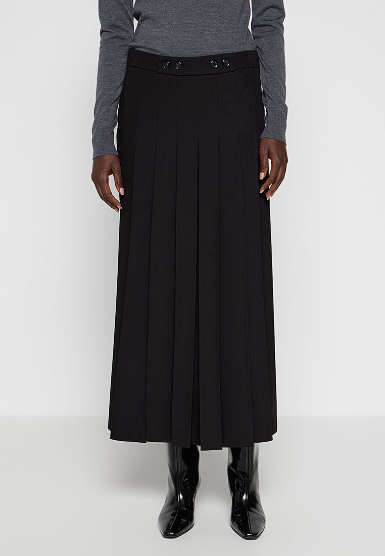 Schwarzer, plissierter Midirock mit hohem Bund und doppelter Knopfverschluss. Glattes Material mit strukturiertem Design, kombiniert mit glänzenden schwarzen Stiefeln.