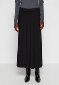 Schwarzer, plissierter Midirock mit hohem Bund und doppelter Knopfverschluss. Glattes Material mit strukturiertem Design, kombiniert mit glänzenden schwarzen Stiefeln.