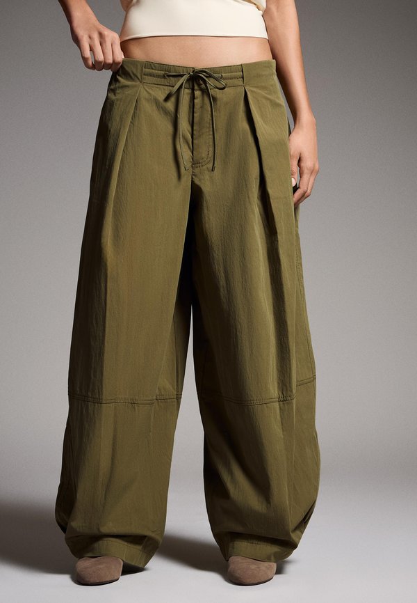 Bershka PLEATED TECHNICAL - Trousers - khaki