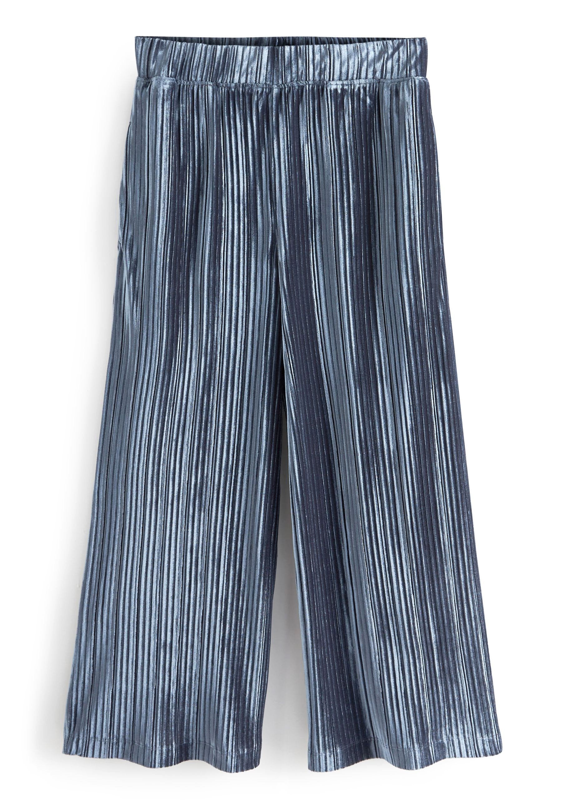 Samtweite Hosen in varying Schattierungen von Blau, mit vertikalen Falten und einem elastischen Bund für eine bequeme Passform.
