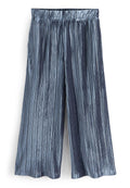 Samtweite Hosen in varying Schattierungen von Blau, mit vertikalen Falten und einem elastischen Bund für eine bequeme Passform.